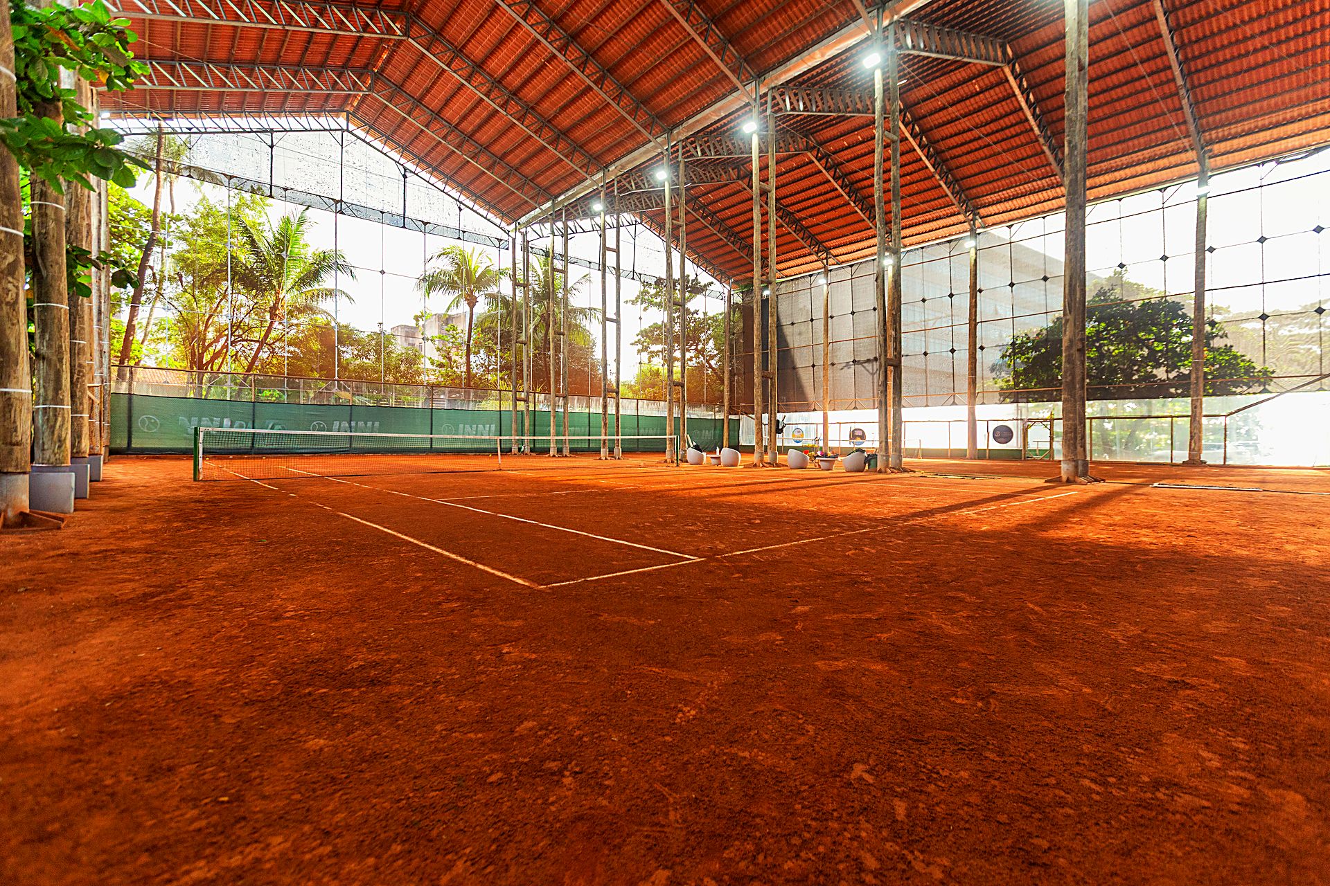Quadra de saibro coberta do Ritz Tennis Club
